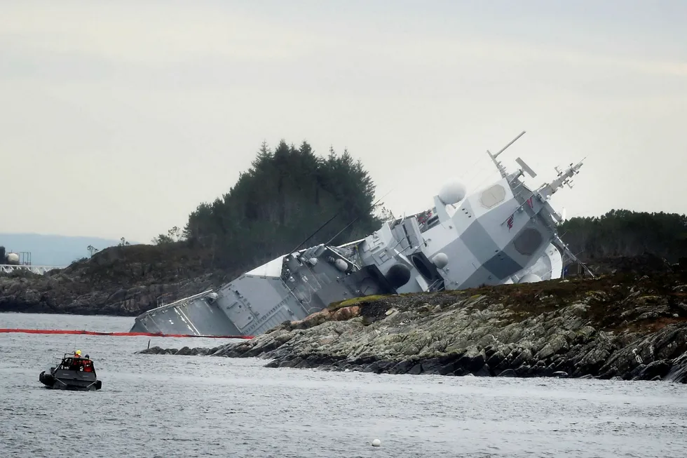 Fregatten KNM Helge Ingstad er nå nesten sunket etter kollisjonen med en tankbåt ved Stureterminalen i Øygarden. En amerikansk offiser som var ombord da ulykken skjedde skal nå avhøres av norsk politi.