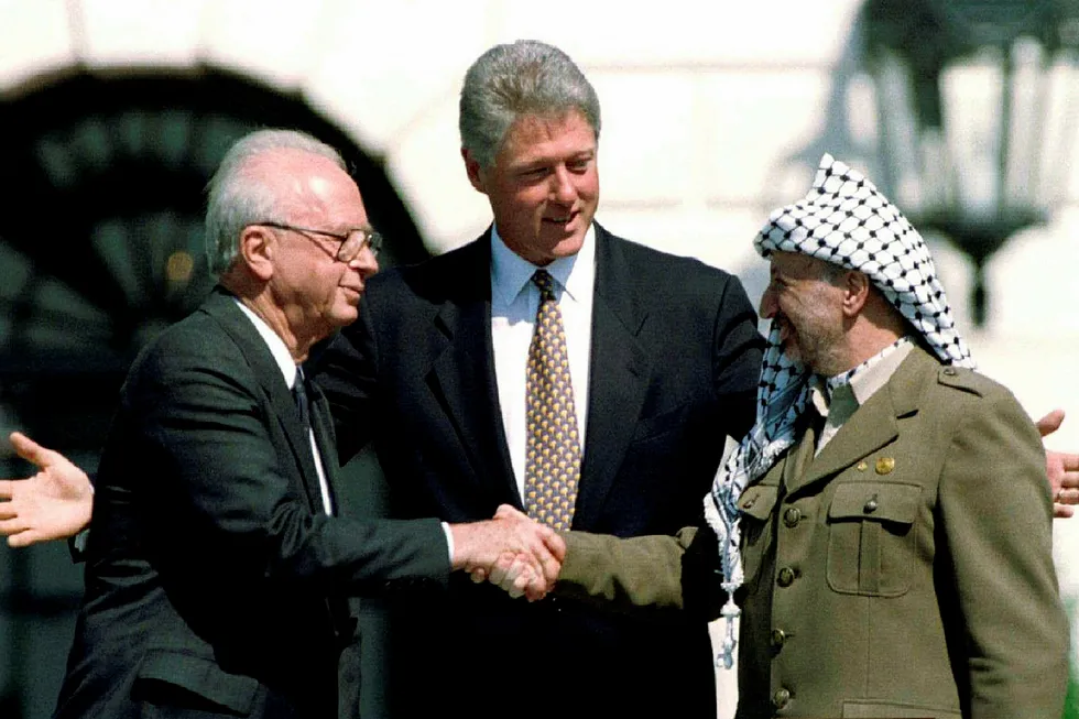 Denne uken for 20 år siden tok Yasser Arafat og Yitzhak Rabin hverandre i hånden på plenen foran Det hvite hus med president Bill Clinton velsignende i bakgrunnen.