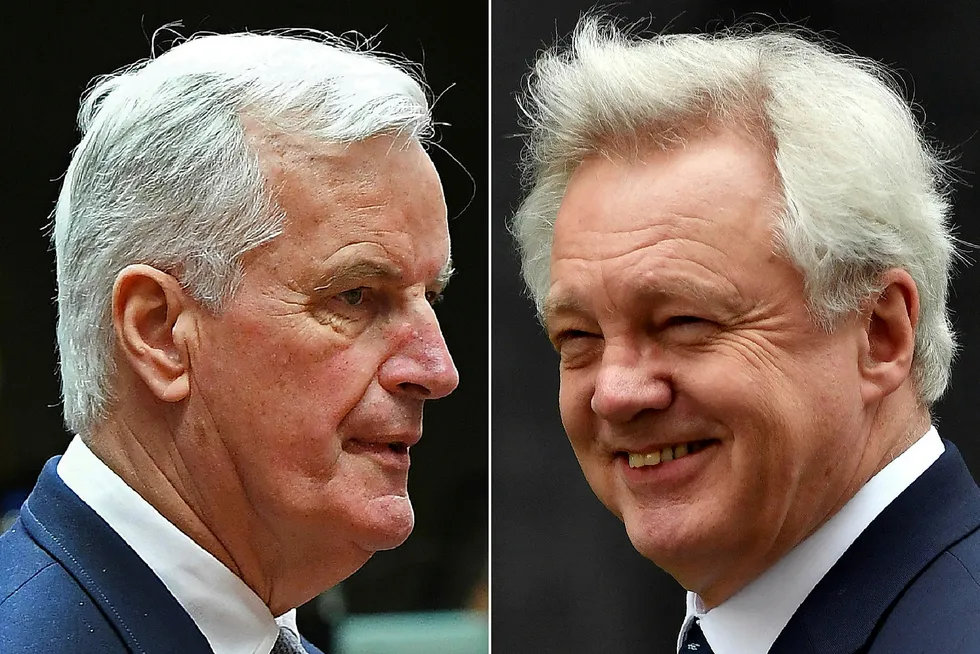 EU-forhandler Michel Barnier (til venstre) og Brexit-minister David Davis (til høyre) skal i de neste månedene gjennom første forhandlingsrunde om britenes exit fra EU: Foto: AFP PHOTO / Ben STANSALL og Emmanuel DUNAND