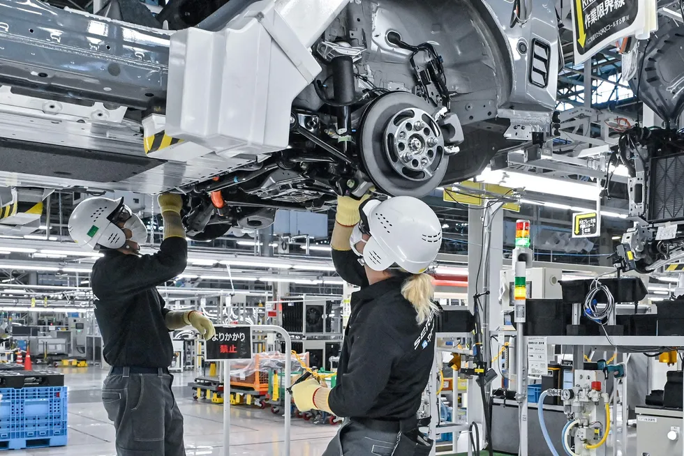 Den japanske bilprodusenten Nissan er den siste av de tradisjonelle internasjonale bilprodusentene som må kutte i arbeidsstokken, produksjonen og antall ansatte. Aksjekursen falt med nesten ti prosent fredag morgen ved Tokyo-børsen. Her fra Nissan Intelligent Factory i Tochigi.