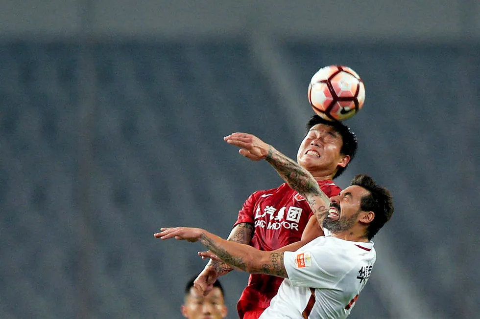 SHANGHAI, CHINA - APRIL 21: Cai Huikang #6 of Shanghai SIPG and Ezequiel Lavezzi #22 of Hebei China Fortune compete for the ball during the 6th round match of China Super League between Shanghai SIPG and Hebei China Fortune at Shanghai Stadium on April 21, 2017 in Shanghai, China. (Photo by VCG/VCG via Getty Images) Foto: VCG