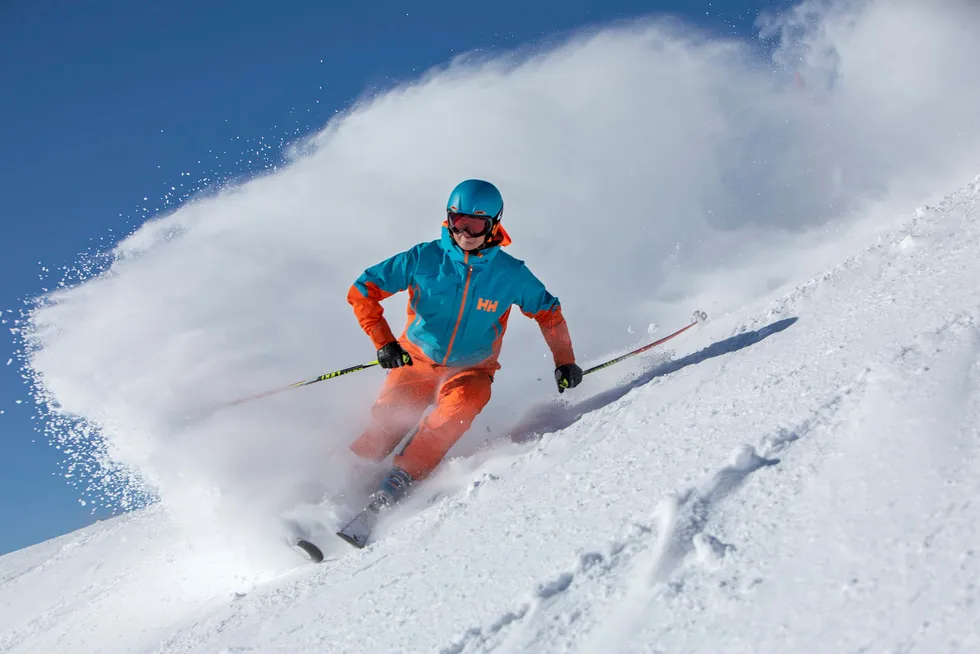 Geir Bottolfs koser seg på alpinski i Norefjell Skisenter.