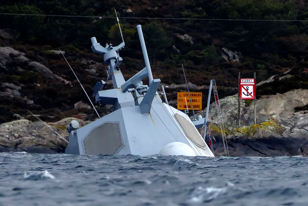 Fregatten KNM «Helge Ingstad» ligger tirsdag nesten under vann. Forsvaret er usikker på om skipet kan reddes.
