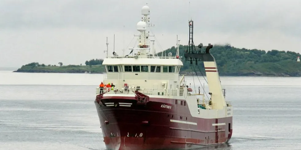 RETUR: Tråleren «Kågtind II» siger inn på havna i Harstad etter ti år på Island. Fortsatt med det islandske rederiets røde skrogfarge. – Akkurat nå har vi viktigere ting enn fargen å tenke på, men når anledningen kommer blir nok båten malt om til vår grønne farge, sier daglig leder Kjell Larssen i Nergård Havfiske.Foto: Jon Eirik Olsen