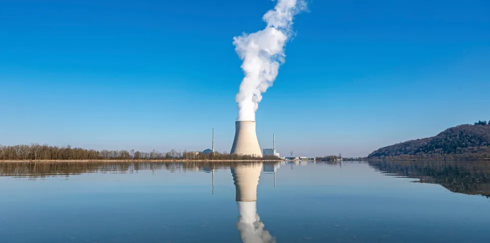 Den nederlandske regjeringen varsler nå at de vil bygge to nye kjernekraftverk. Byggingen planlegges å starte i 2028 og ordinær drift er ventet fra 2035. Bildet er fra kjernekraftverket Isar 2 is i Essenbach, Tyskland,
