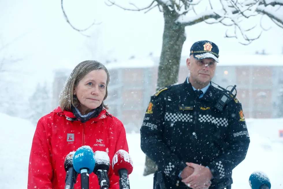Regionleder Toril Hofshagen i NVE og i politiets innsatsleder Roy Alkvist (til høyre) under en pressekonferanse om raset i Gjerdrum.