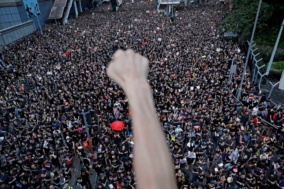 Titusener av demonstranter samlet seg søndag i gatene ved Admiralty station på Hongkong-øya i en ny protest mot et omstridt lovforslag som kan åpne for utlevering av politiske fanger med Kina. Folkemengdene stimlet sammen i de samme gatene hvor en annen protest samlet så mange som én million innbyggere sist onsdag.