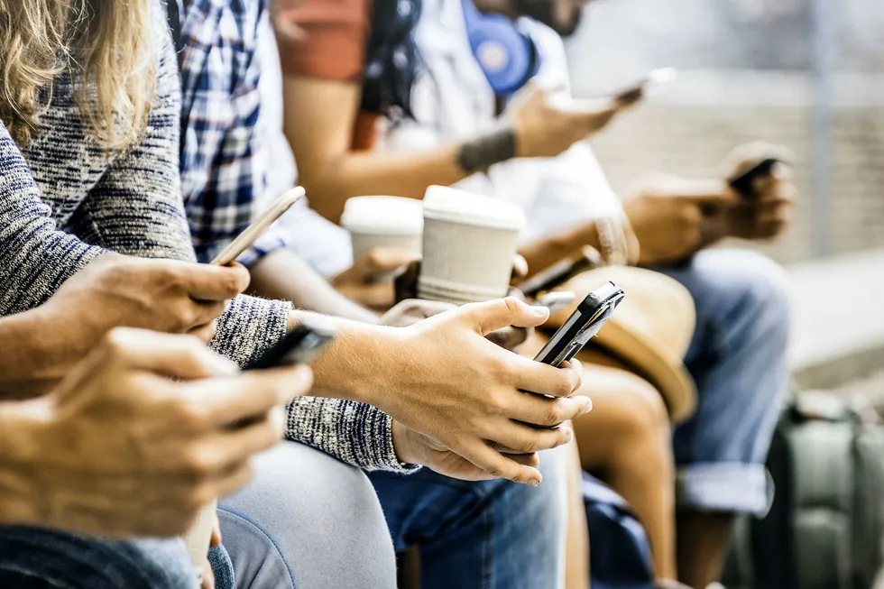 Mange er blitt mer opptatt av å sjekke mobilen enn å snakke med den som sitter ved siden av. En viktig årsak er at appene bruker overbevisende og motiverende teknikker for å få brukeren til å returnere til appene så ofte som mulig.