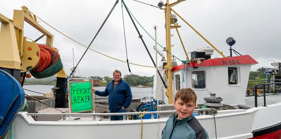 Håvard Reløy kaller seg selv en av få gjenværende fiskerbønder. Han kommer fra Onøy på Helgelandskysten og livnærer seg som sauebonde og rekefisker. Sønnen Martin Reløy (8) er ofte med pappa på kaia.
