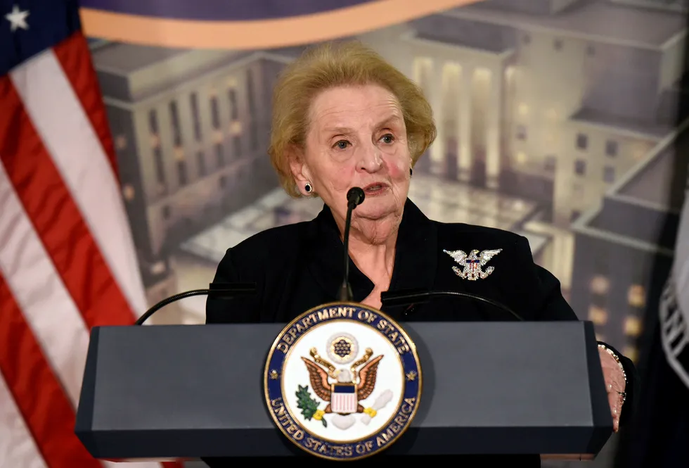 Tidligere utenriksminister Madeleine Albright er en av flere tidligere ministere som har undertegnet et opprop mot Trumps kriseerklæring. Her taler under på et arrangement i Washington i januar for to år siden.