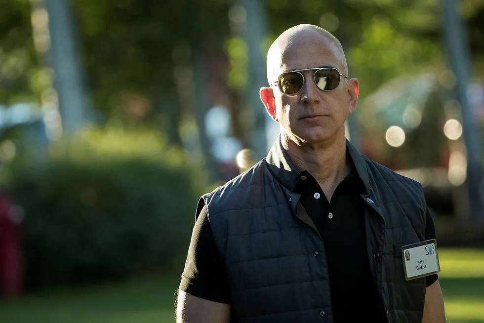 Børsuroen har gjort et stort innhugg i formuen til Amazon-grunnlegger Jeff Bezos.