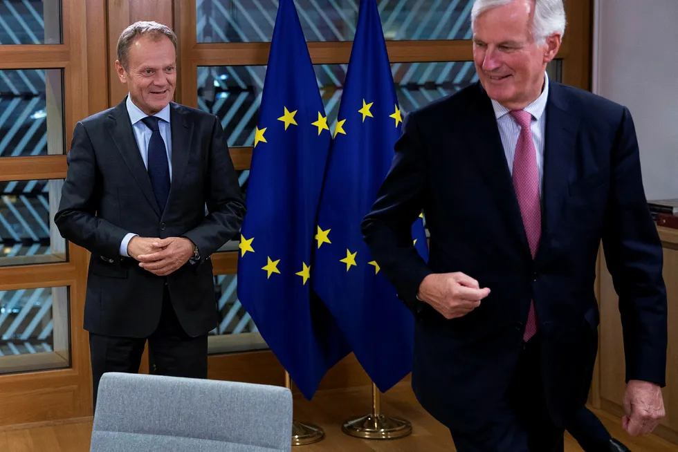 President i Det europeiske råd, Donald Tusk mener det er fremgang i samtalene med Storbritannia og deres sjefsforhandler, Michel Barnier.