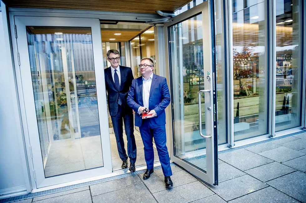 Aker BP kjøper portefølje av oljelisenser fra Total for 1,7 milliarder kroner. Her er styreleder og Aker-sjef Øyvind Eriksen (til venstre) sammen med Aker BP-sjef Karl Johnny Hersvik. Foto: Gorm K. Gaare
