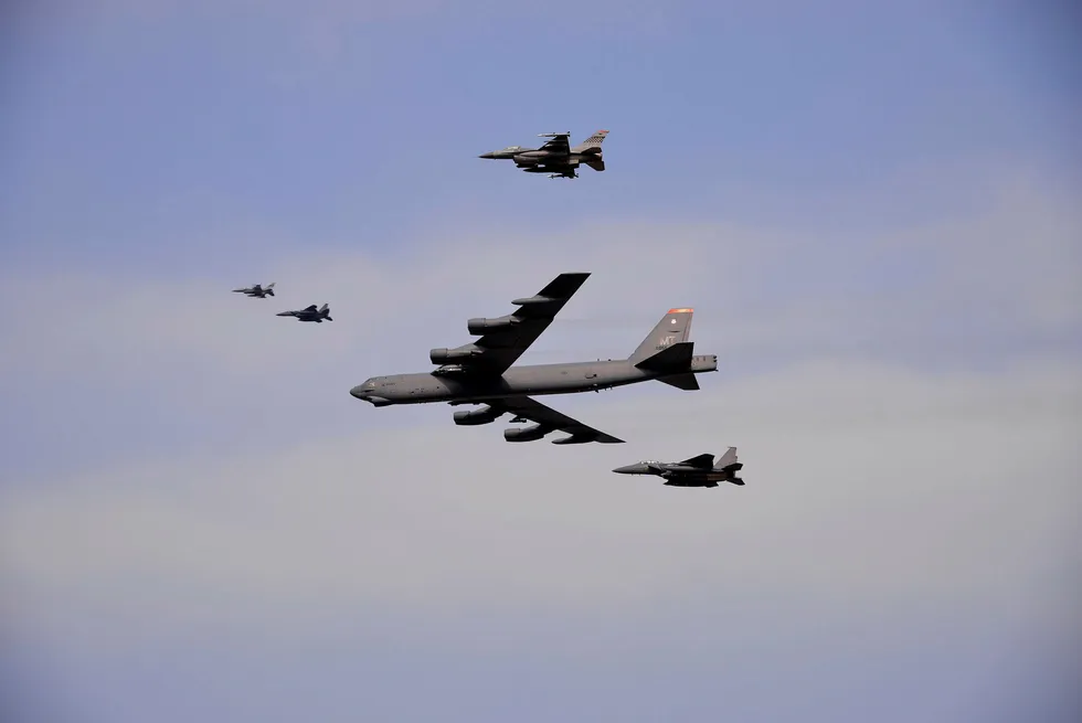En B-52 Stratofortress flyr lavt ved Osan, en av det amerikanske flyvåpenets flystasjoner i Sør-Korea, i 2016. Her sammen med sørkoreanske F-15K Slam Eagle og F-16 Fighting Falcon fra det amerikanske luftforsvaret. Foto: Stabssersjant Benjamin Sutton/AFP/NTB scanpix