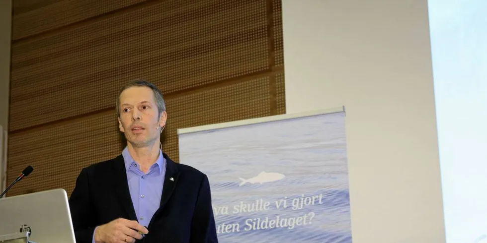 RÅD: Forskningsdirektør Geir Huse i Havforskningsinstituttet forklarer kvoterådene på Fiskebåt Nords årsmøte i Tromsø.Foto: Arne Fenstad