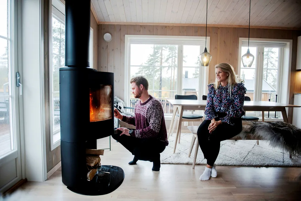 Henriette Ferkingstad Rasch og Erik Sollie fikk bygget sin egen hytte på Myssmørkleiva på Lygna for to år siden.