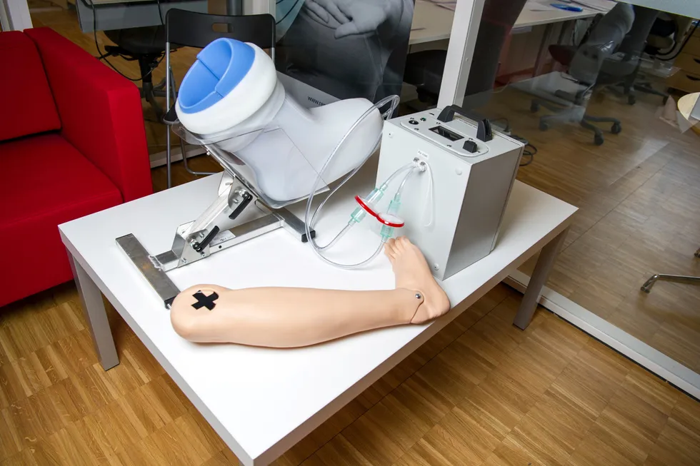 Selskapet Otivio er i en tidlig fase som utvikler av medisinsk utstyr. Målsetning er å lage et produkt som bidrar til å øke blodtilstrømningen til bena, skriver Egil Myklebust. Her fra en demonstrasjon av Otivios utstyr i 2016.