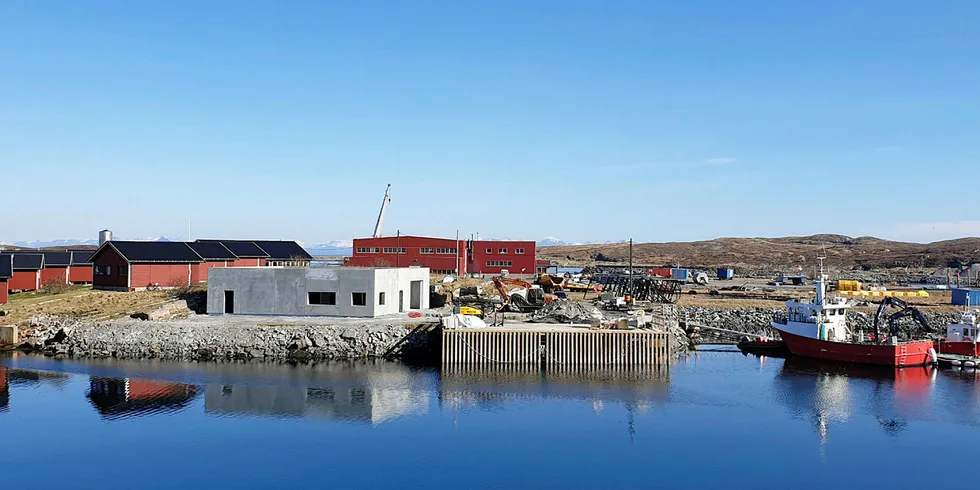 KLART TIL SOMMEREN: Oppdrettsselskapet Nova Sea har kjøpt tomt, og bygger nå ny landbase i Træna. Det nye bygget skal stå klart til bruk i juni.