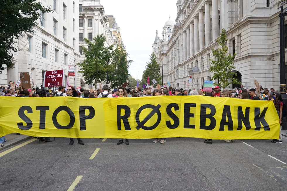 Equinors beslutning om videre utvikling av det britiske Rosebank-feltet strider mot Parisavtalen, skriver lederne for WWF og Greenpeace i Norge. Protestaksjon i London 30. september.