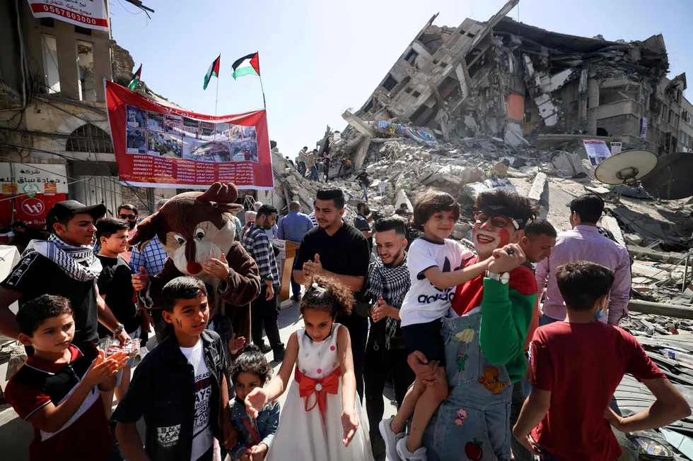 Palestinere i Gaza forsøker å glede barna under våpenhvilen mellom Hamas og Israel, midt i ruinene etter israelske angrep.