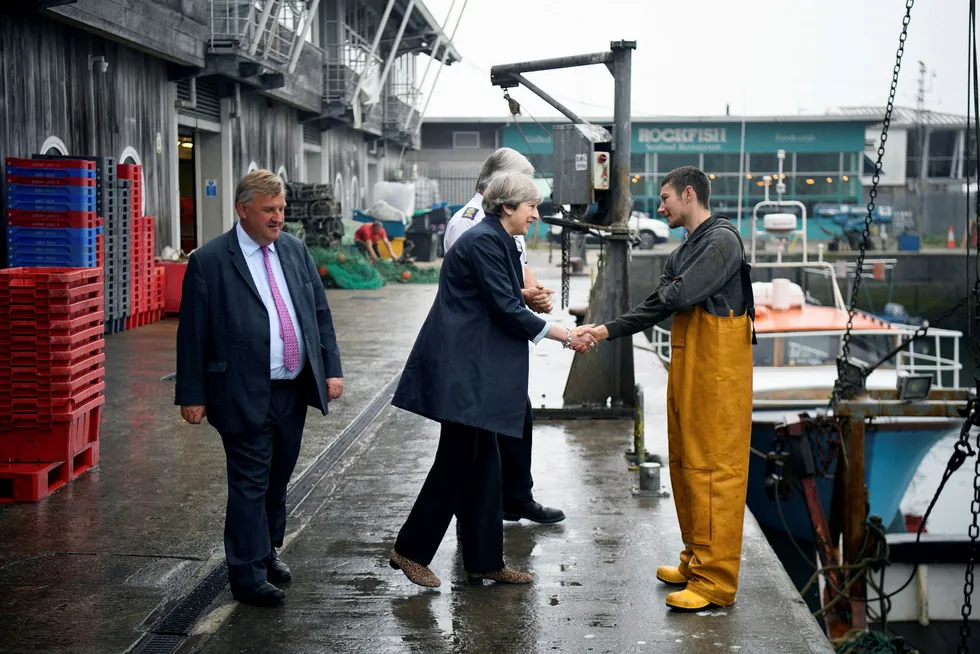 Storbritannias statsminister Theresa May var ute på frierferd onsdag. Her møter hun Carl Hatton, som jobber på en fiskebåt i Plymouth sørvest i England. Foto: Reuters/NTB Scanpix