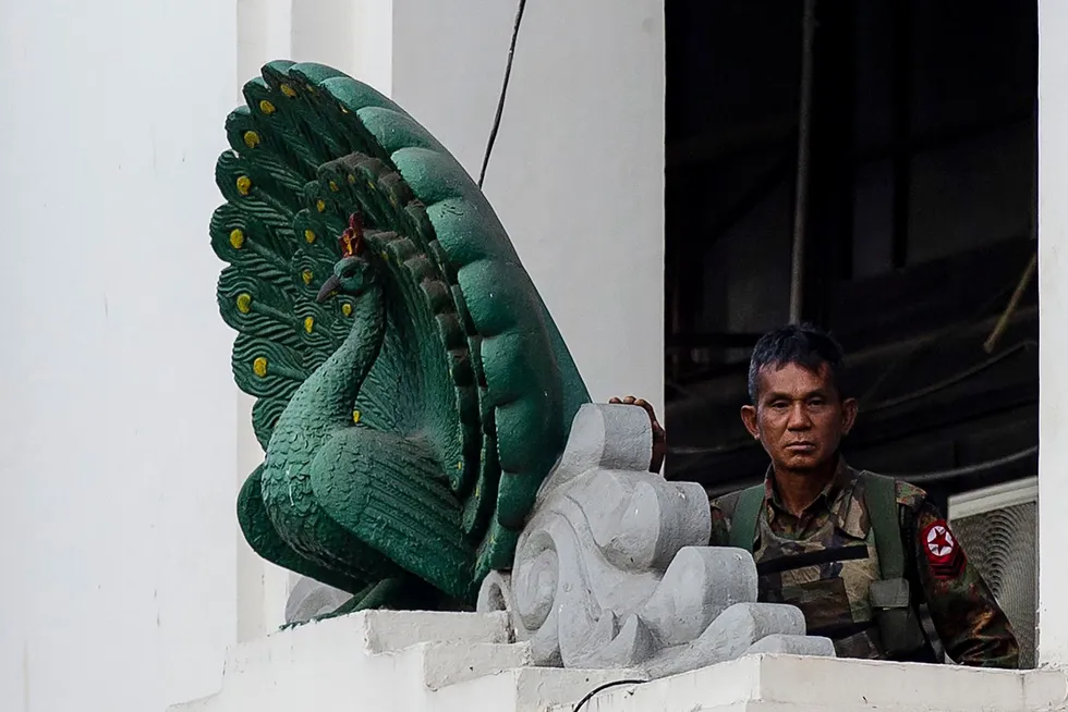 En soldat står vakt i rådhuset i Yangon etter militærkuppet mandag.