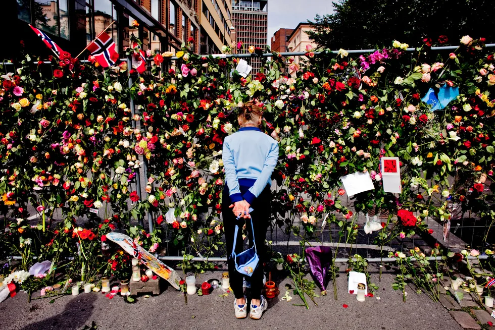26. juli 2011. Blomster, flagg og roser fylte gatene i Oslo etter terrorangrepet i regjeringskvartalet og på Utøya.