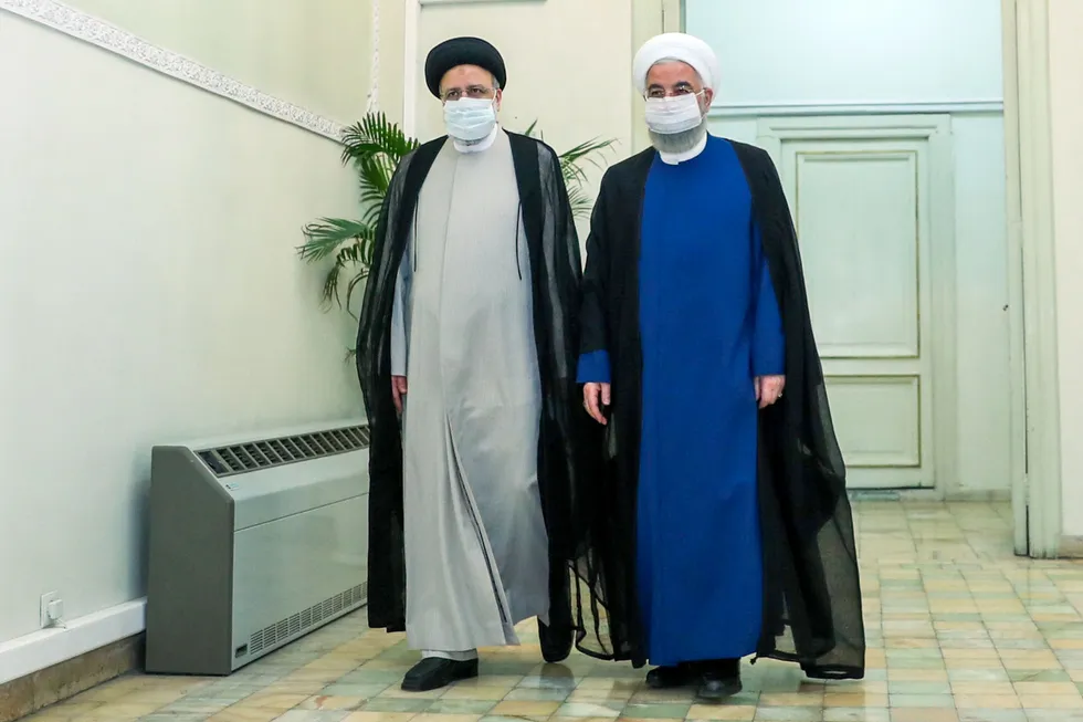 Avtroppende president Hassan Rouhani (til høyre) og arvtageren Ebrahim Raisi på et offisielt bilde fra iranske myndigheter.