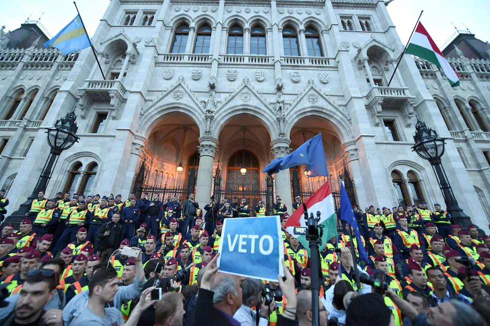  Hva er det Orban holder på med i konflikten med CEU (Central European University)? skriver artikkelforfatteren. Her demonstranter foran CEU i Budapest. Foto: Zoltan Balogh/AP/NTB Scanpix