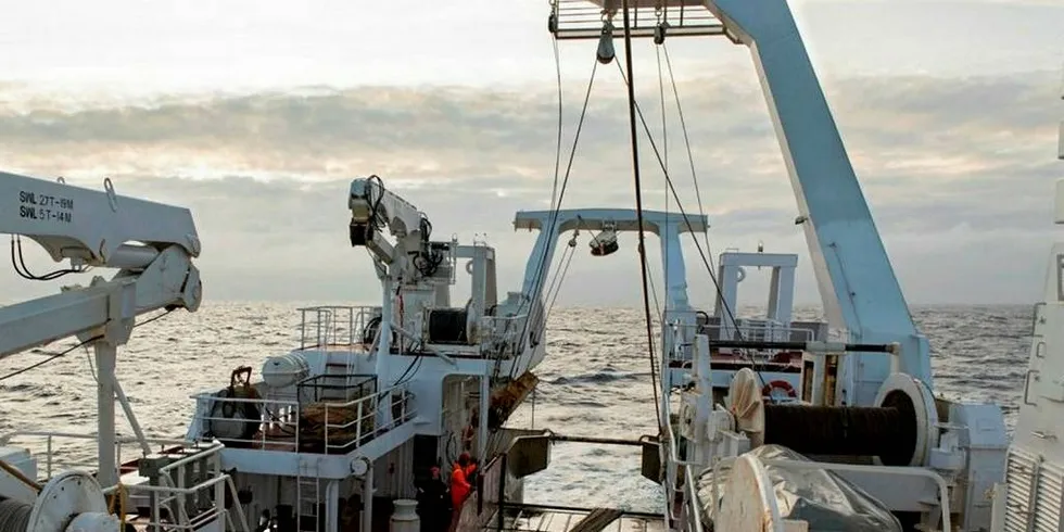 FORSKER SAMMEN: I år skal Grønland og Norge bidra i kartleggingen av islandslodde. Grønland stiller et fartøy til disposisjon til loddetokti høst, mens HI-forsker Kjell Rong Utne i skrivende stund er om bord «Arni Fridriksson».Foto: Svanhildur Egilsdottir