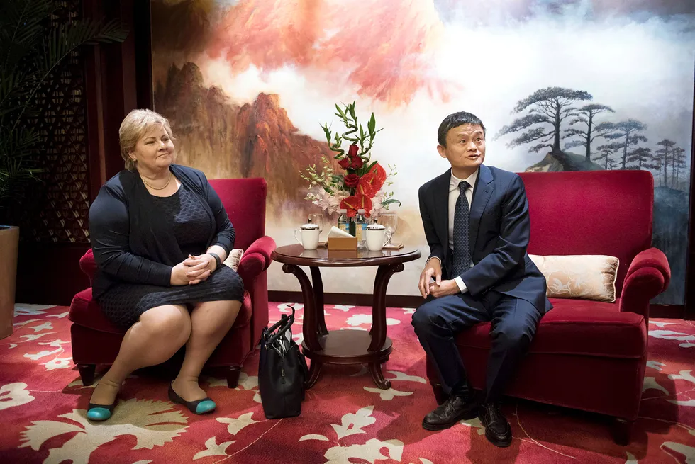 Norske datingapp-investorer er i ferd med å få den høyprofilerte Alibaba-gründeren Jack Ma med på laget. Da han møtte Erna Solberg i Beijing i april, skrøt Ma uhemmet av Norge. Foto: Per Ståle Bugjerde