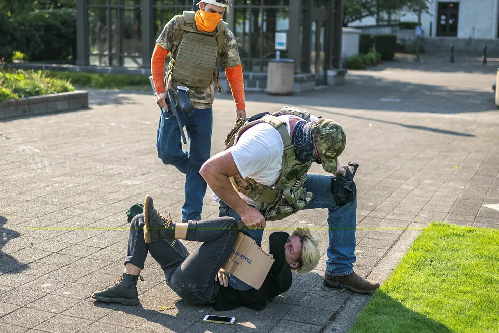 Høyremilitante angriper en motdemonstrant i Salem, Oregon nylig.