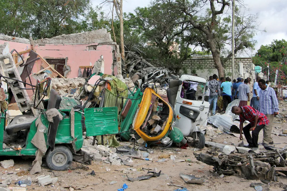 Angrepet mot to restauranter i Somalias hovedstad Mogadishu onsdag, krevde minst 19 menneskeliv og gjorde store materielle ødeleggelser. Foto: AP / NTB scanpix