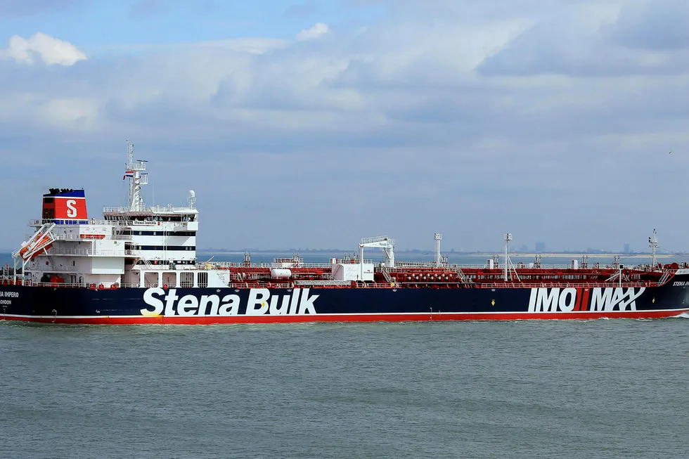 Det svenske rederiet Stena Bulk eier skipet som ble oppbrakt av hurtigbåter og et helikopter fredag, da det skulle passere Hormuzstredet.