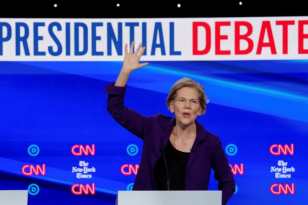 Elizabeth Warren har seilt opp som den kanskje største favoritten til å bli Demokratenes presidentkandidat neste år. Her fra nattens tv-sendte debatt.