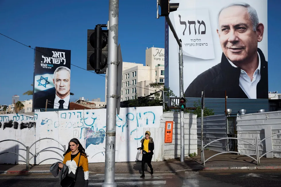 Valgkampplakater visestatsminister Benjamin Netanyahu til høyre og Benny Gantz til venstre i Bnei Brak i Israel. F