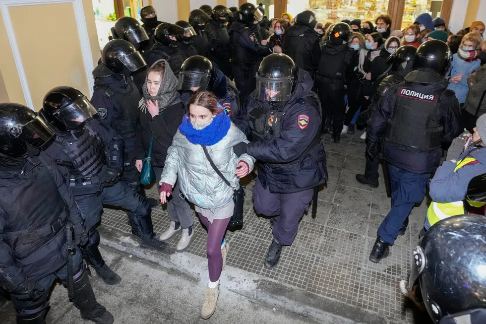 Russere på flukt nå er unge, velutdannede og ettertraktet på arbeidsmarkedet, skriver Laura A. Janda. Bildet: Her arrestasjoner etter antikrigsprotester i St. Petersburg 2. mars.