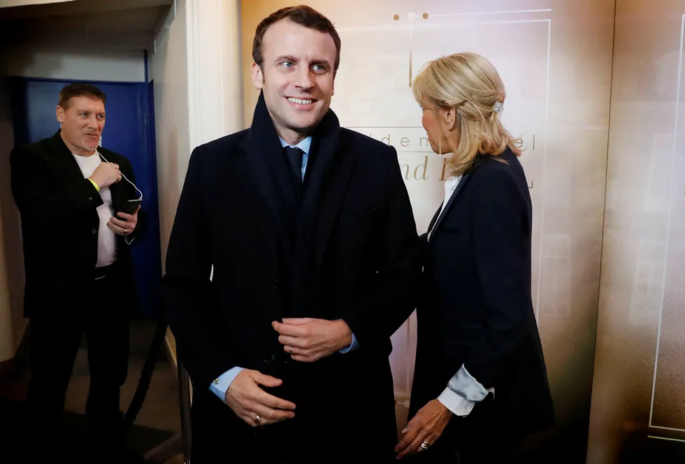 Emmanuel Macron er utpekt som vinner etter den første av debattene mellom de fem kandidatene til det franske presidentvalget. Her ankommer Macron debatten sammen med sin kone Brigitte. Foto: Patrick Kovarik/Ap/NTB scanpix