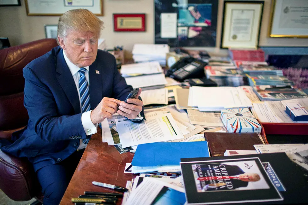 Donald Trump demonstrerer her sine Twitter- ferdigheter. Han har flere ganger tvitret om børsnoterte selskaper. Foto: Josh Haner