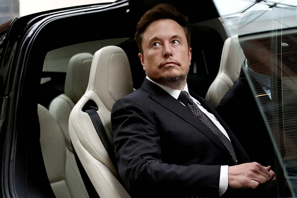 Elon Musk setter seg inn i en Tesla når han forlater et hotell i Beijing i mai 2023. Kinesiske produsenter gir Tesla-sjefen knallhard konkurranse i elbilmarkedet.