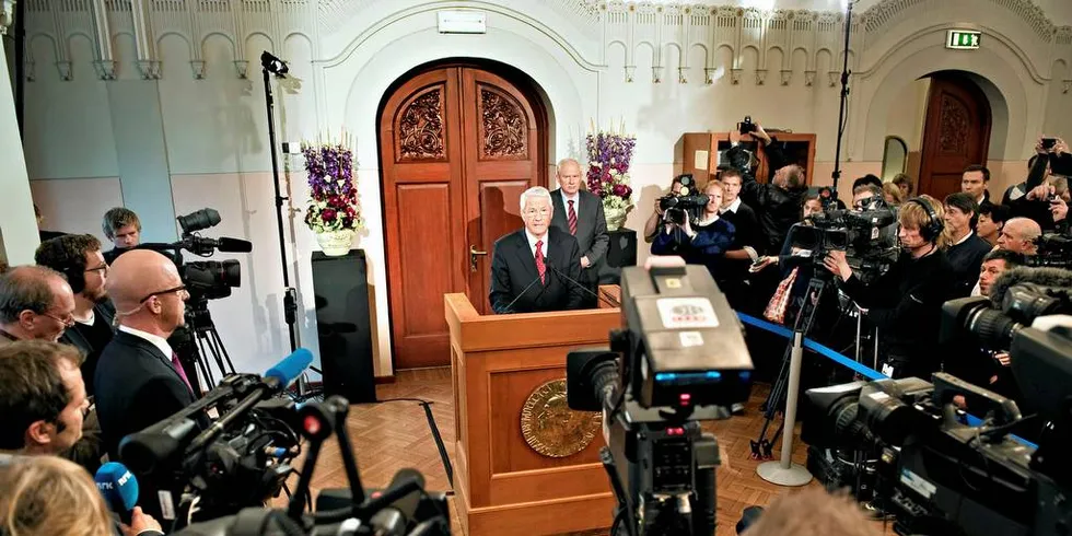 FREDSPRISEN I 2010: Lederen for den Den norske nobelkomiteen, Thorbjørn Jagland, kunngjorde i oktober 2010 at fredsprisen gikk til kineseren Liu Xiaobo. Det førte til et svært vanskelig forhold mellom Kina og Norge i mange år.Arkivfoto: Elin Høyland