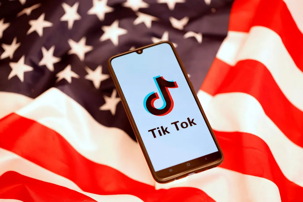 Amerikanske politikere ønsker svar fra TikToks kinesiske eierselskap og etterforskning. Over en milliard brukere har lastet ned appen, som er årets mest populære.