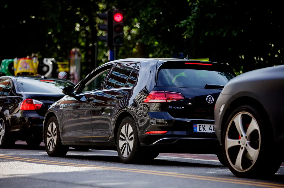 Den er blant verdens mest populære små familiebiler, men i Norge sluttet salget av Volkswagen Golf over nyttår. Nå kan avgiftskutt føre til at fossile modeller gjenopplives.