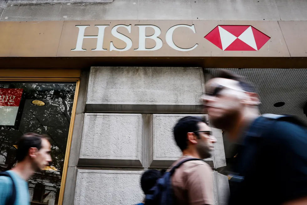 Folk går forbi en HSBC-filial i New Yorks finansdistrikt. Banken vil ikke ha på seg at den ikke tar klimarisiko på alvor.