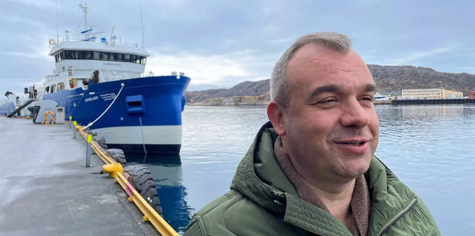 På spasertur langs kaiene i en norsk kystby. En liechtensteinsk investor i Bodø havn med brønnbåt i bakgrunnen. Marco Fiorini er administrerende direktør i Bonafide.