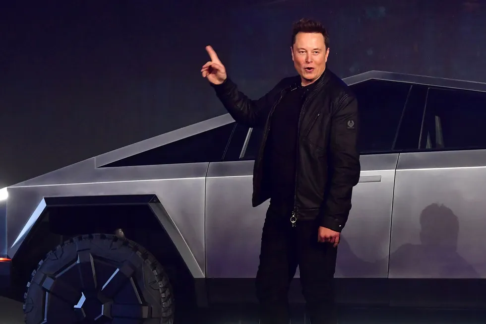 Tesla-gründer Elon Musk har en sterk tiltrekningskraft på aksjonærene. Aksjekursen har i alle fall lite å gjøre med reell verdi av selskapet.