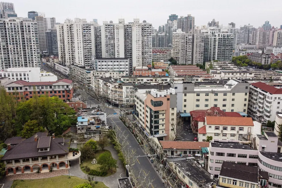 Det er tomme gater i storbyen Shanghai. Finansbyen med over 26 millioner er en av minst 23 kinesiske storbyer som er helt eller delvis nedstengt. Nesten 200 millioner mennesker er direkte berørt.