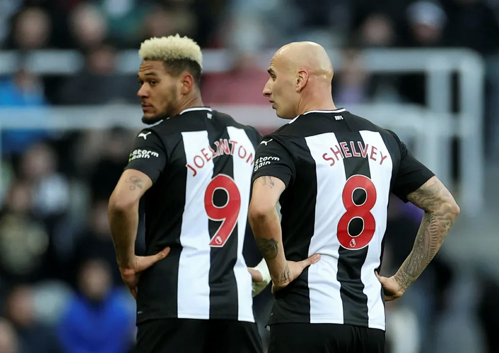 Newcastle United nærmer seg å få nye eiere fra Saudi-Arabia. Det har fått mange til å «si opp» som supportere i protest. Avbildet er spissen Joelinton og midtbanespilleren Jonjo Shelvey i en kamp fra slutten av februar.