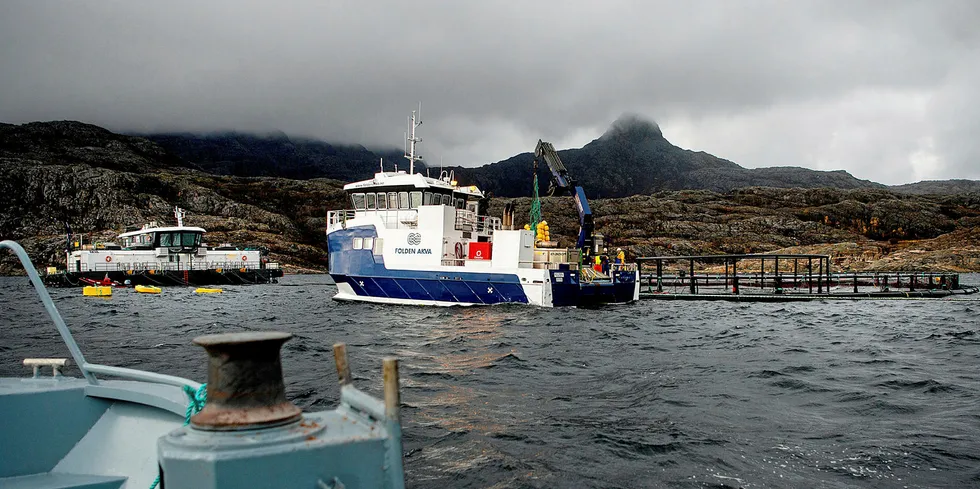 UTENFOR BODØ: Anlegget til Lofoten Sjøprodukter ved holmen Bjørnøya ved øya Landegode utenfor Bodø. Servicebåten «Folden Akva» i arbeid.