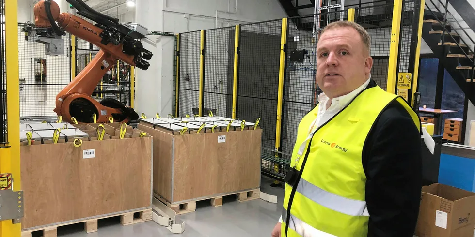 Administrerende direktør Geir Bjørkeli i batteriprodusenten Corvus Energy forteller om bedriftseventyret i denne Tekfisk-podkasten. Her sammen med en fabrikkansatt robot.